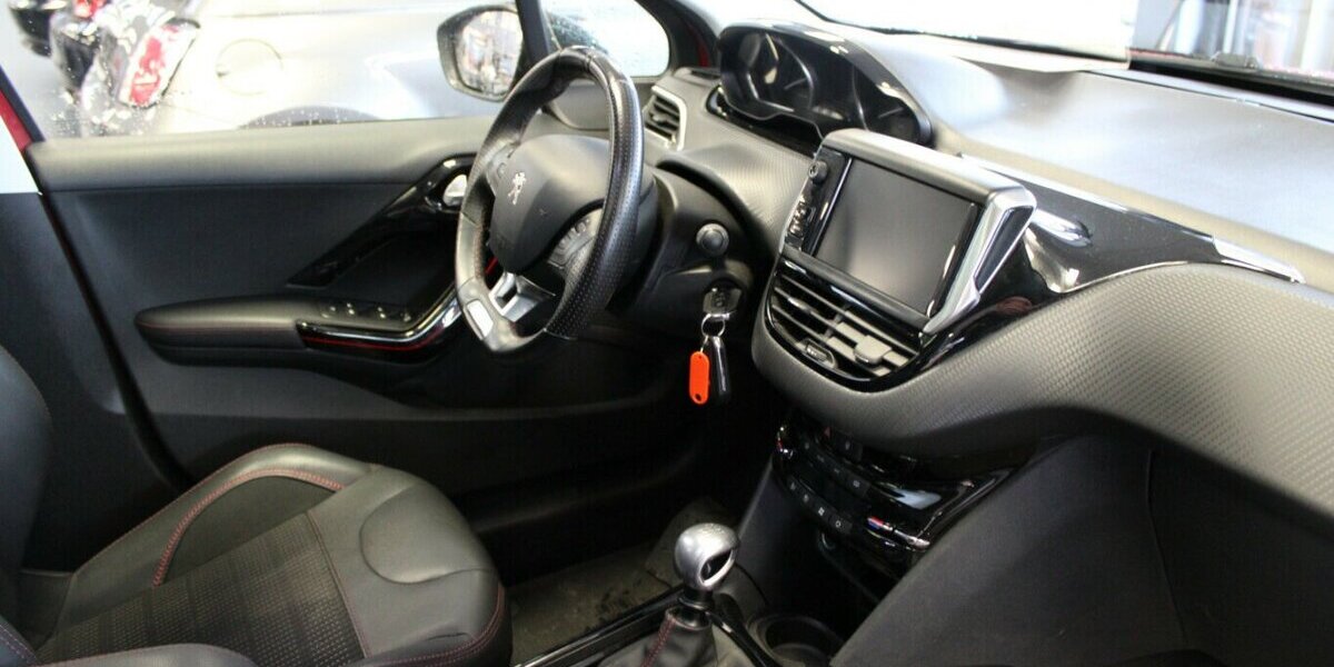 Peugeot 2008 PureTech 130 GPF GT-line - Panoramadach - AHK 107.572 km 10.780 &euro; Euskirchen 53881