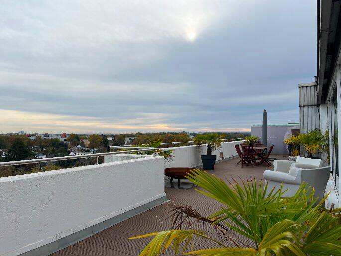 Arbeitsplatz in stylischer Agentur mit Dachterrasse - All-in-Miete