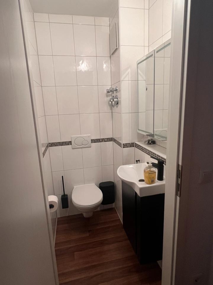 Renovierte Wohnung mit 3,5 Zimmern in Bergisch Gladbach -Hand zimmer