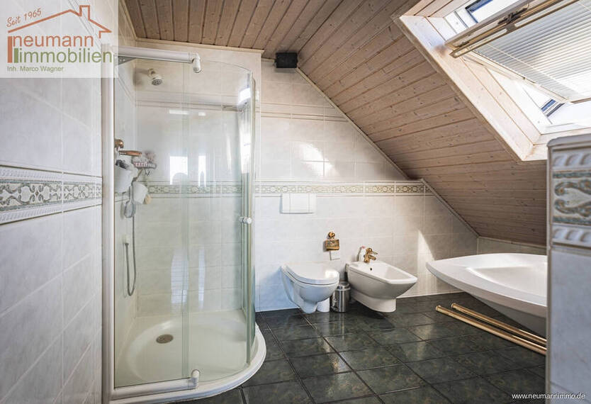 Großzügiges Haus mit Potenzial - teilmodernisiert, bis zu 3 Einheiten möglich
