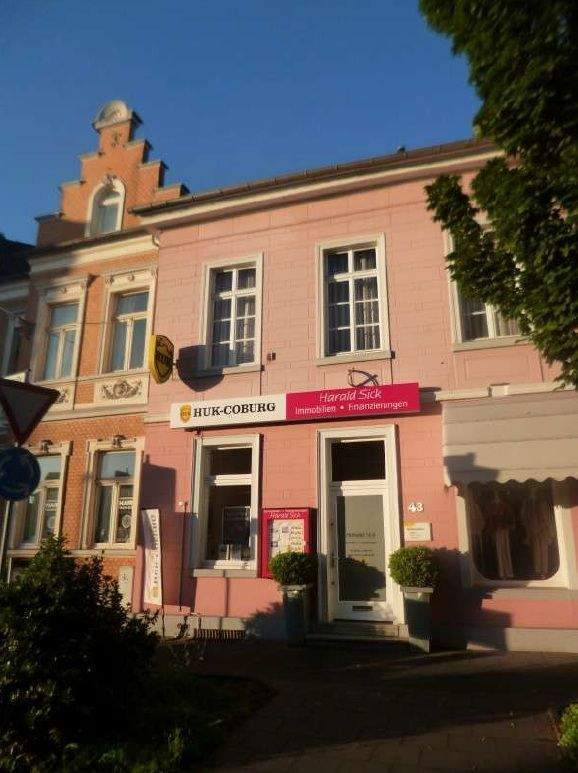 7-ZimmerHAUS MIT 3 BÄDERN, 2 GARAGEN UND GROSSEM GARTEN IN GUTER, ZENTRUMSNAHER WOHNLAGE!