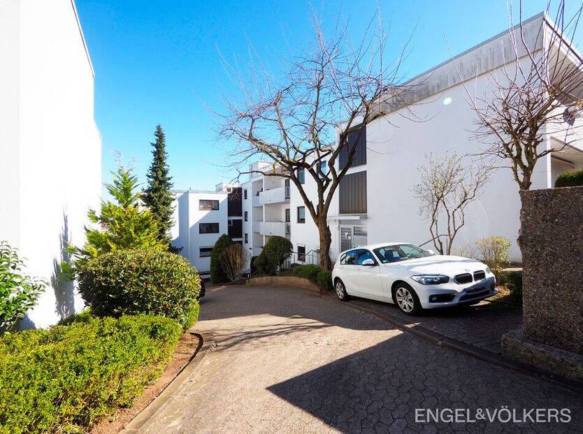 Großzügige DreiZimmerwohnung mit zwei Balkonen am Triller!