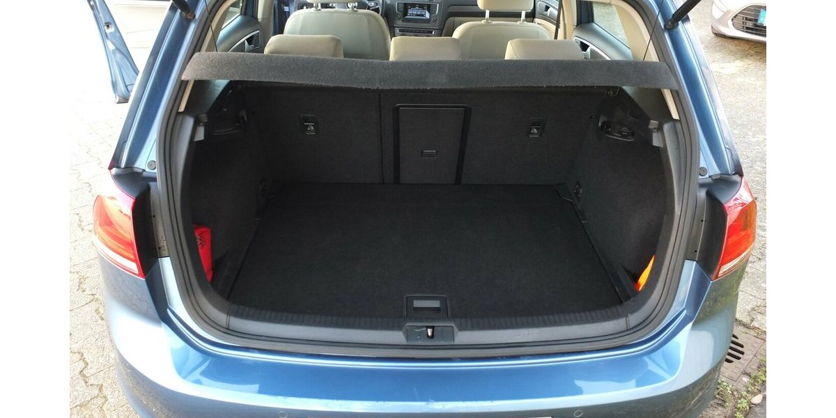 VW Golf COMFORTLINE PANORAMADACH KLIMAAUTOMATIK 1.Han 150.000 km 9.908 &euro; Köln 50858