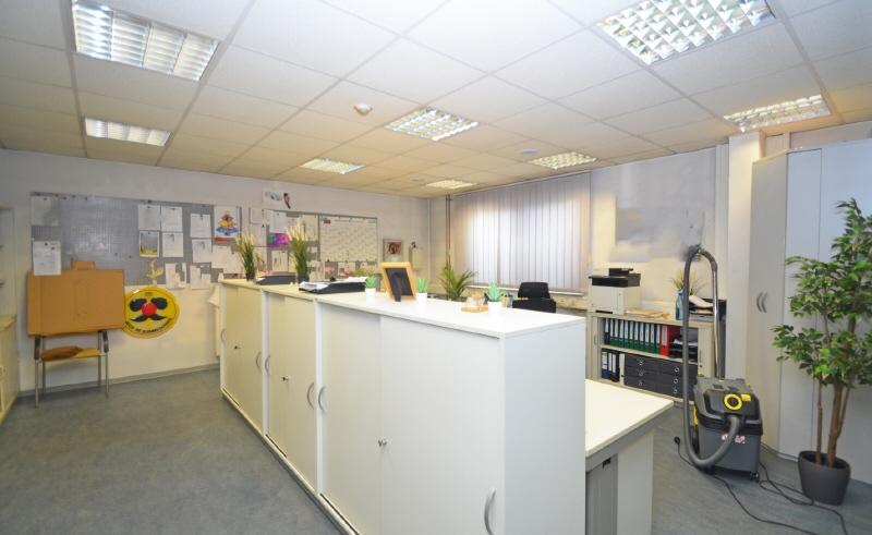 Gewerbehalle mit Büroeinheiten und Lagerfläche zimmer