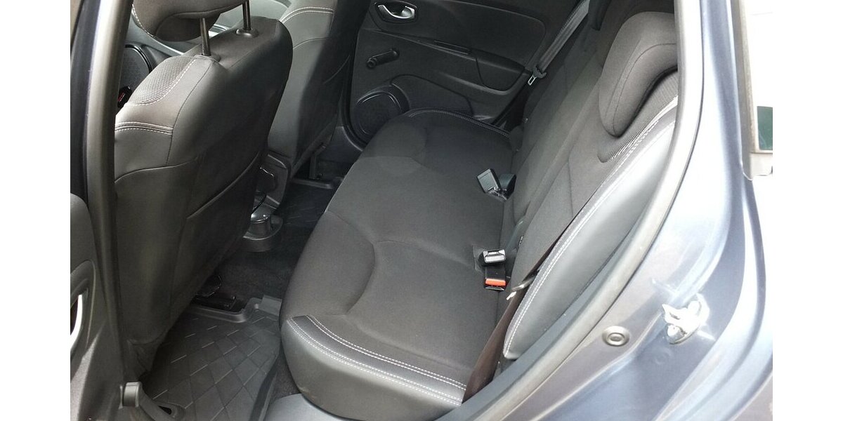 Renault Clio BLACK WEEK 25: EXPRESSION NAVI PARCTRONIC STA 118.021 km 7.904 &euro; Köln 50858