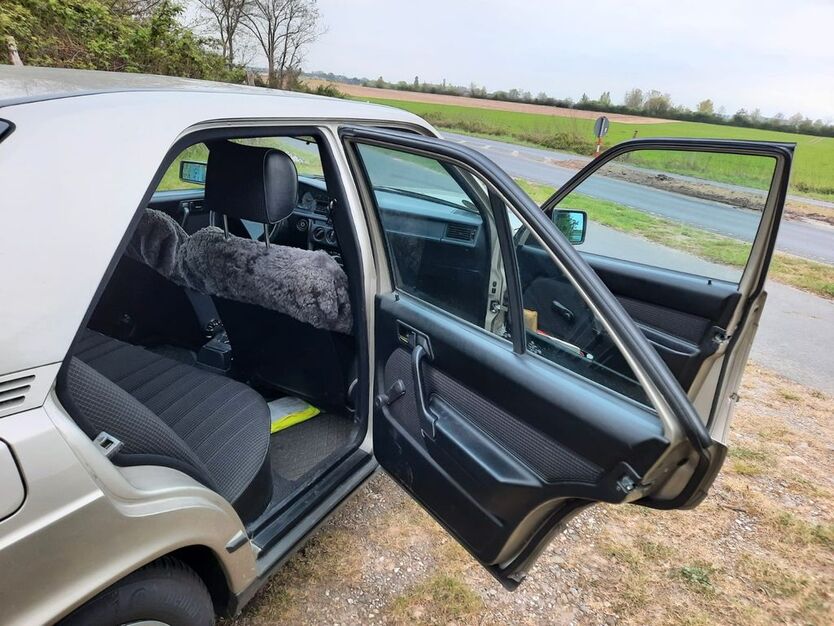 Mercedes-Benz 190 92.000 km 7.999 € Köln 50668