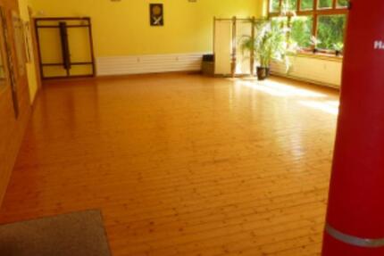 Sporthalle Kursraum Gymnastikraum Yoga Fitness zimmer