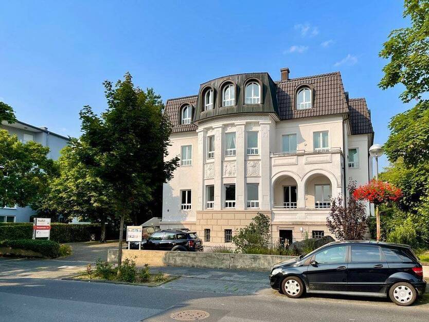 Wunderschöne, großzügige AltbauWohnung! Großer Balkon-toller Schnitt-zentral gelegen