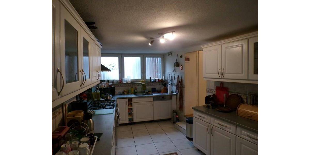 geräumiges Einfamilienhaus mit Anbau, Nebengebäude incl. Garagen, Vorhof und Innenhof 8 zimmer