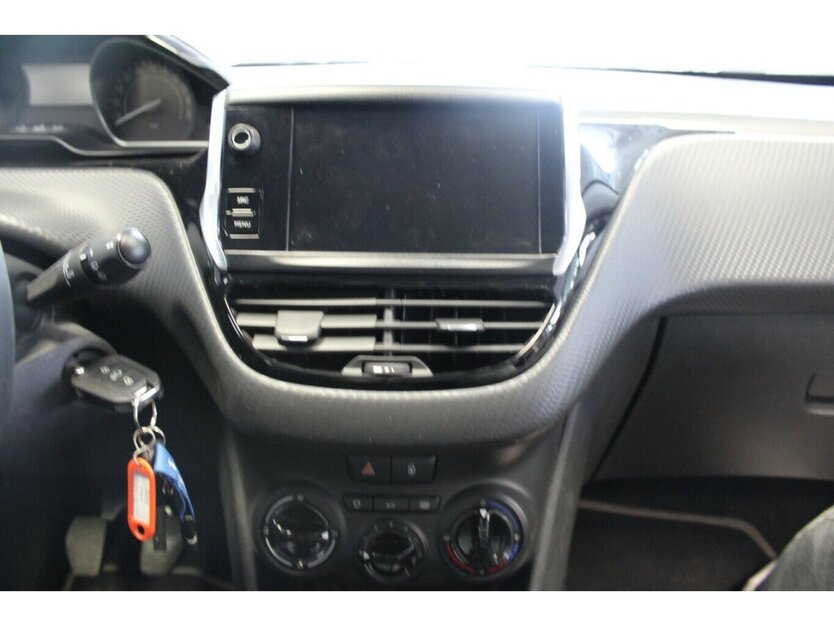 Peugeot 2008 PureTech 82 Active 108.990 km 7.980 € Euskirchen 53881