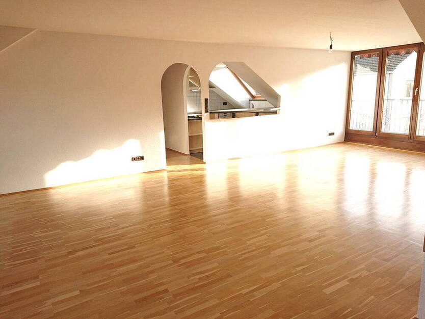 Sehr schöne, helle Dachgeschoßwohnung; provisionsfrei!
