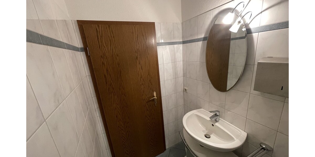 Helle Gewerbeeinheit mit eigenem Eingang und großzügigen Räumen - Gewerbeobjekt Königswinter | Angebot:26931888