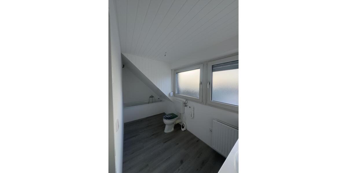 Dachgeschoßwohnung Niederkassel - 2 Zimmer, 85 m&sup2;, 970&euro; | Angebot:24603857