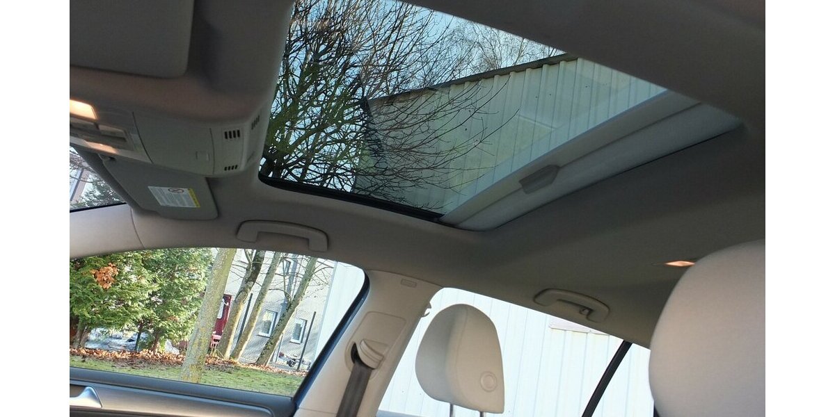 VW Golf COMFORTLINE PANORAMADACH KLIMAAUTOMATIK 1.Han 150.000 km 9.908 &euro; Köln 50858