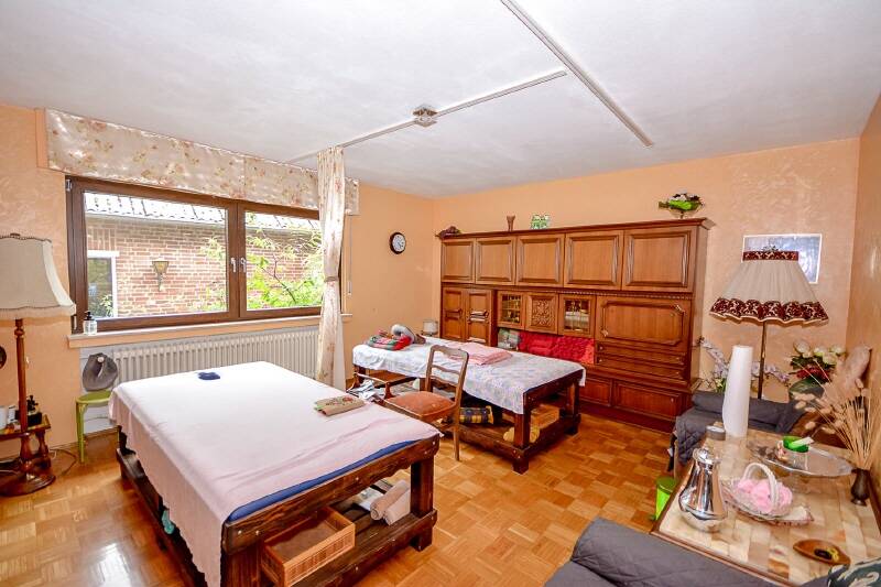 Einfamilienhaus mit sehr großem Grundstück und Lagerhalle in Fischenich 5 zimmer