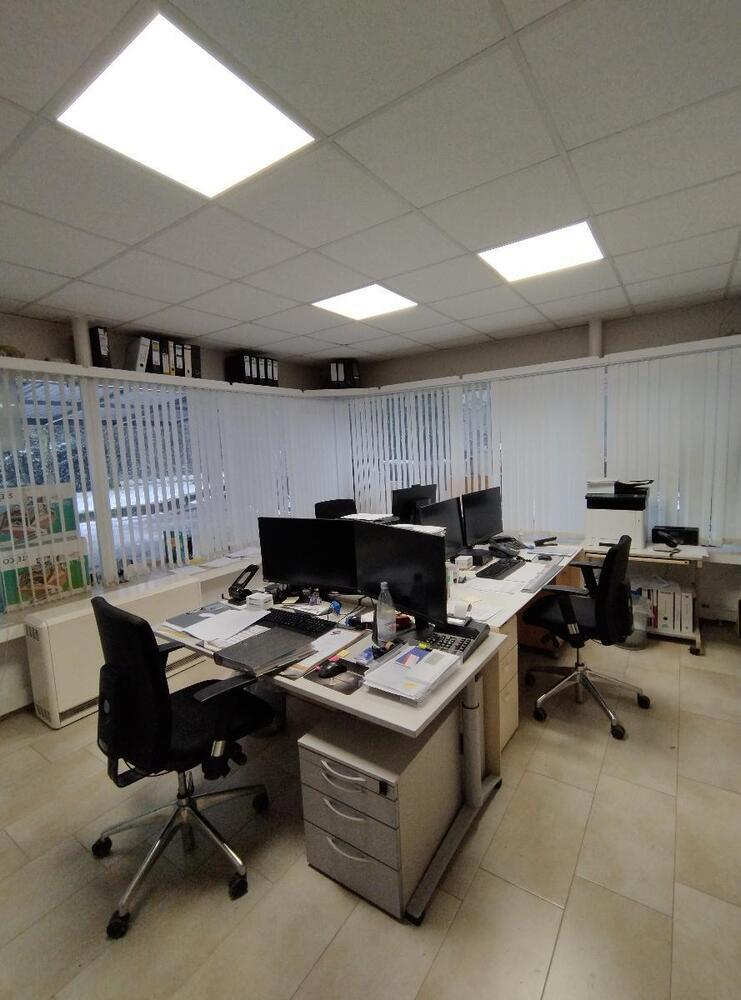 Ideal für Ihren Handwerksbetrieb Hallenfläche mit Büro und 3 Stellplätzen, verkehrsgünstige Lage