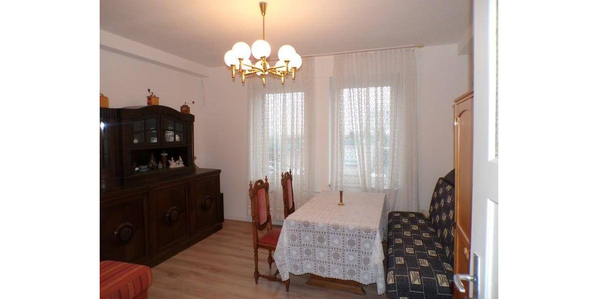 geräumiges Einfamilienhaus mit Anbau, Nebengebäude incl. Garagen, Vorhof und Innenhof 8 zimmer