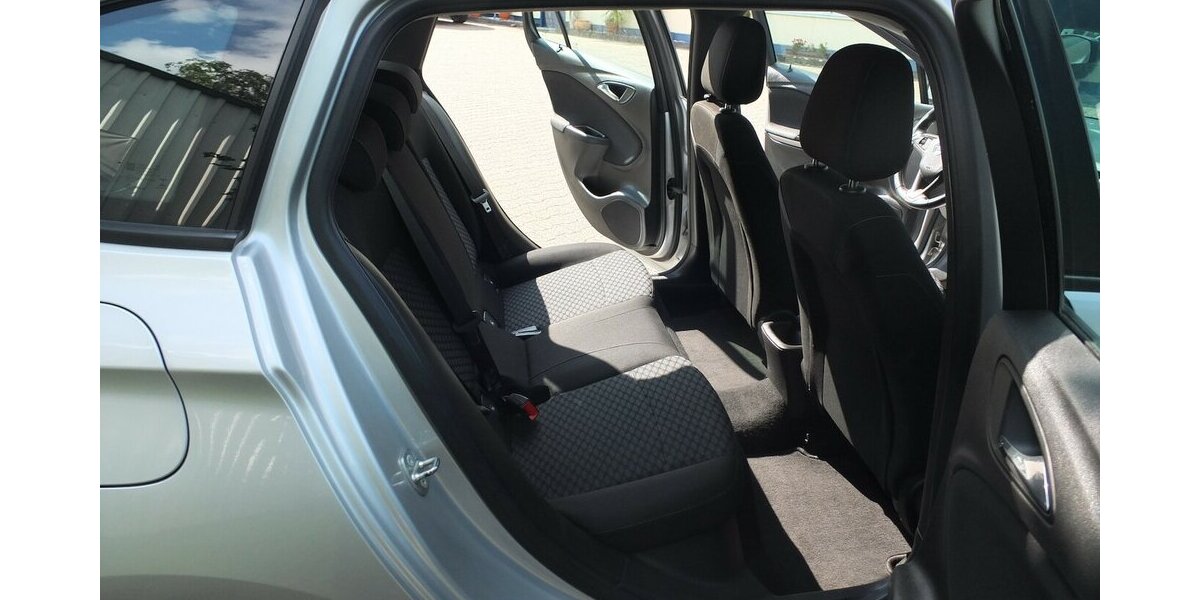 Opel Astra NAVI EINPARKHILFE ALLWETTERREIFEN EURO 6 99.278 km 8.995 &euro; Köln 50858