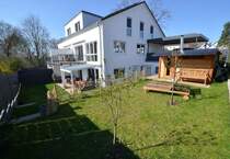 Lichtdurchflutete und großzügige Doppelhaushälfte mit Einliegerwohnung in ruhiger Premiumlage 8 zimmer