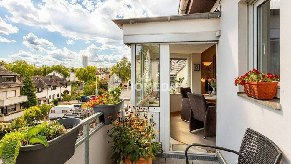 Stilsicher wohnen in Bonn-Beuel: moderne 3-Zimmer-Wohnung mit Balkon, Stellplatz und Substanz